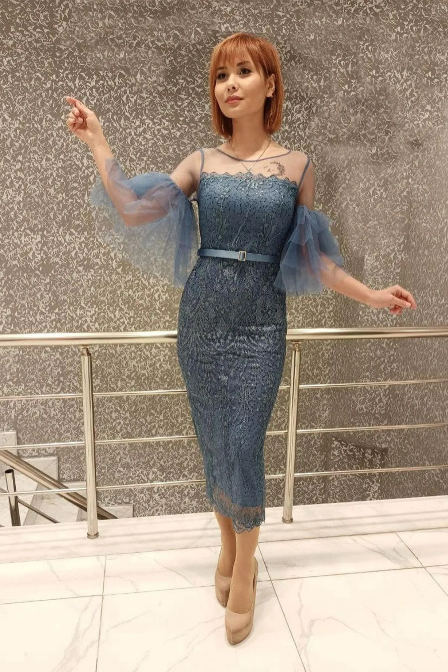 Abito midi aderente blu celeste in pizzo con maniche a campana in tulle e cintura inclusa