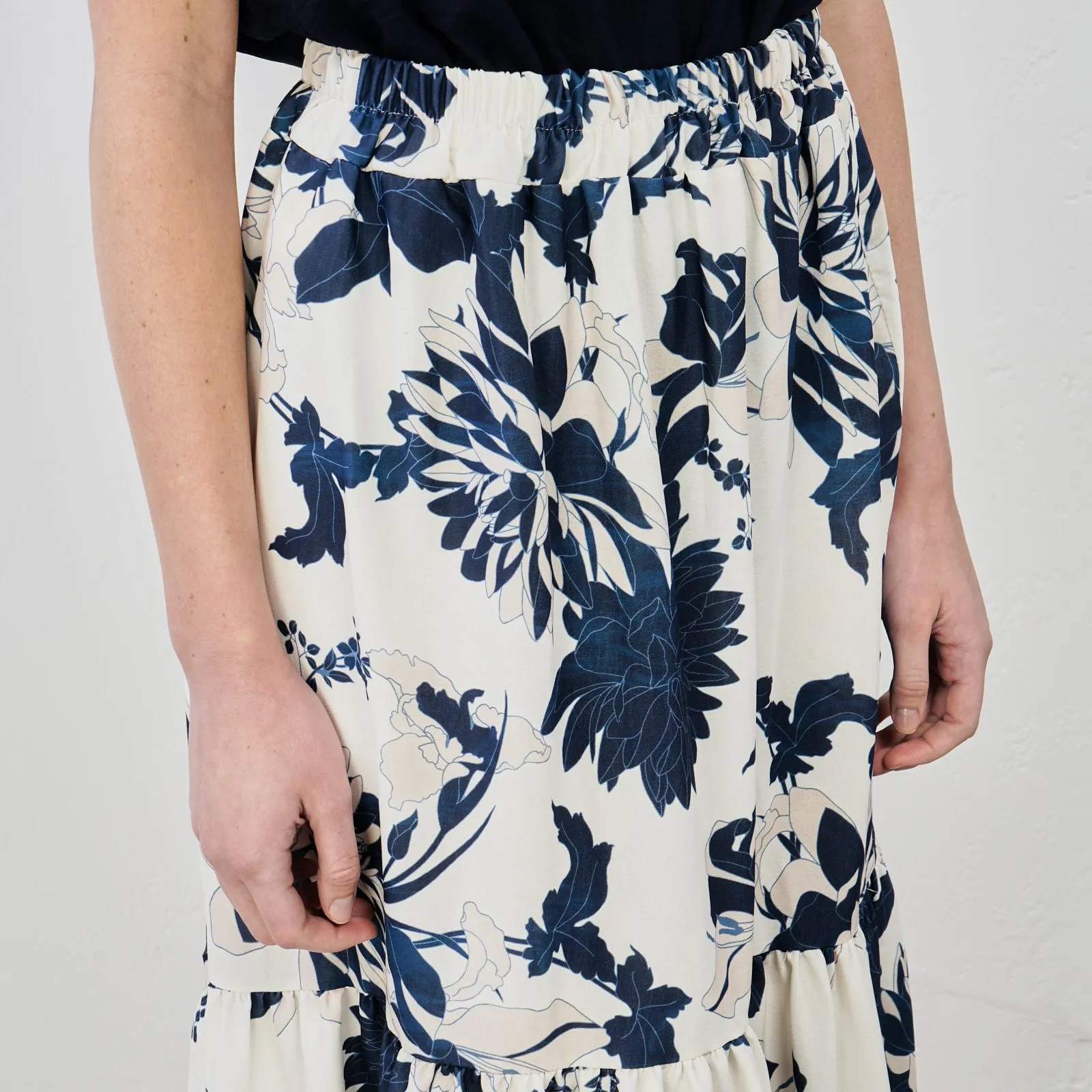 Gonna lunga bianca con stampa floreale blu