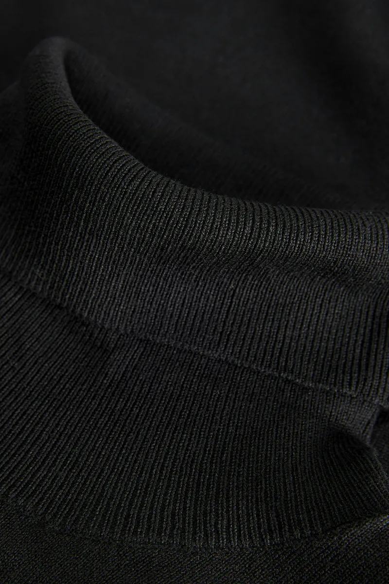 MAGLIA SLIM A COLLO ALTO NERA