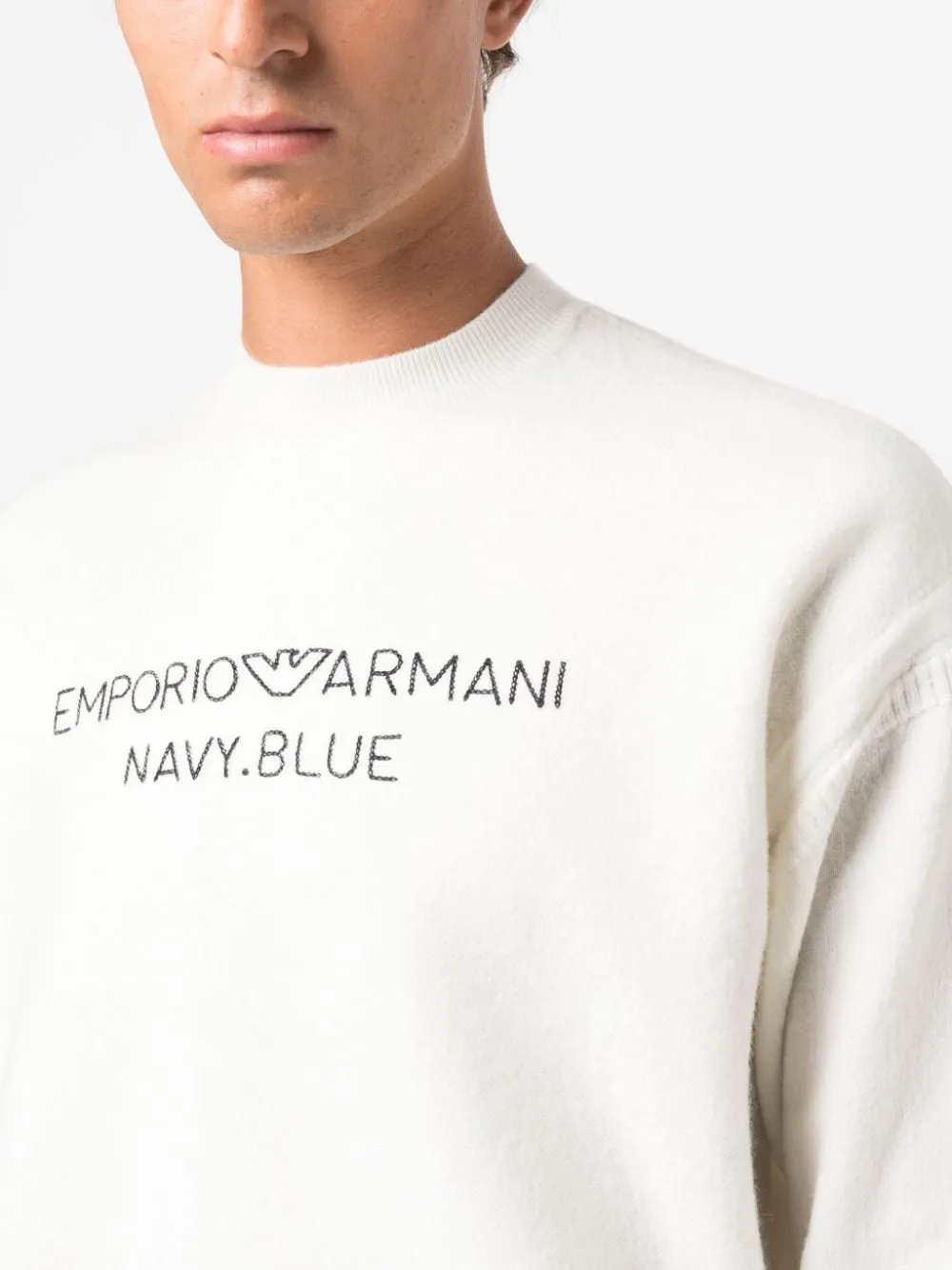 maglione bianco con logo sul petto