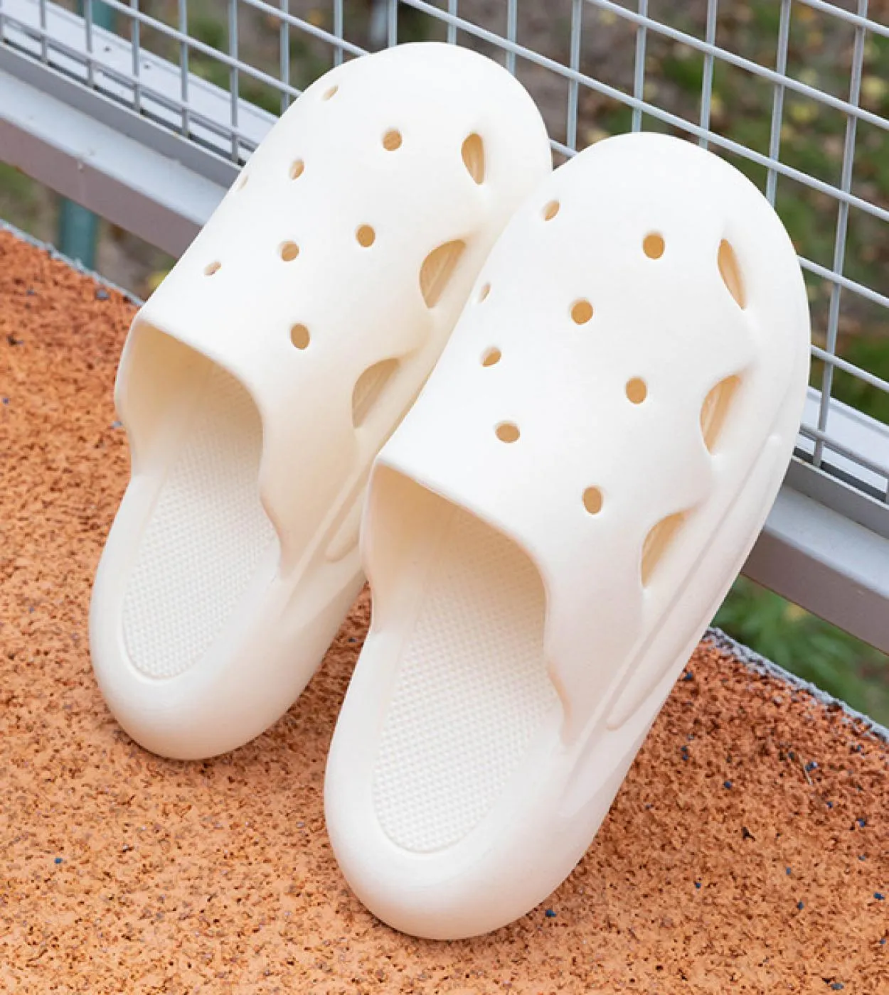 Nuove pantofole estive con fori Antiscivolo da donna Nuovo stile da ufficio Suole spesse popolari Gigh Feeling Baotou Semi Panto