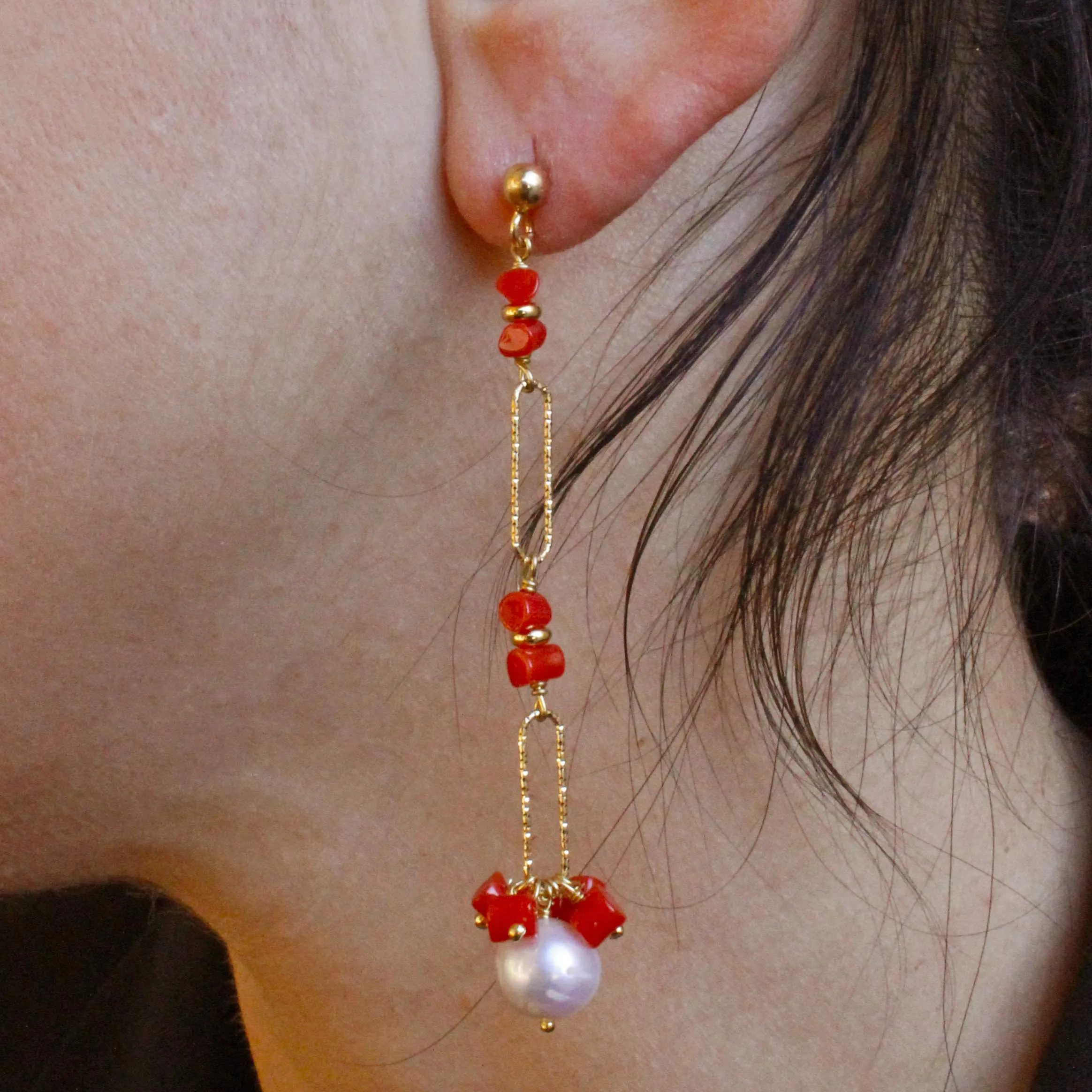 Orecchini con perla di acqua dolce e corallo rosso italiano