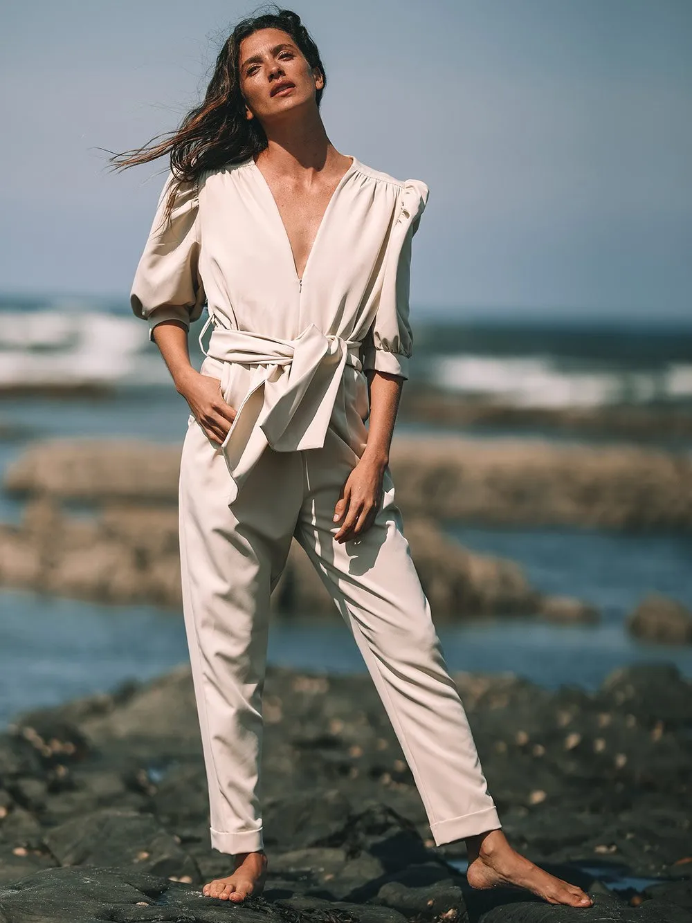 TUTA BEIGE CON CINTURA