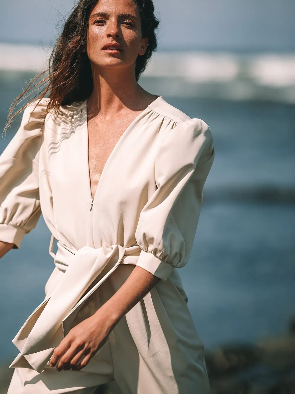 TUTA BEIGE CON CINTURA